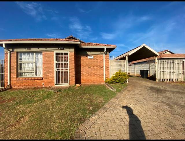 3 BEDROOM TOWNHOUSE FOR SALE IN CLAYVILLE EAST